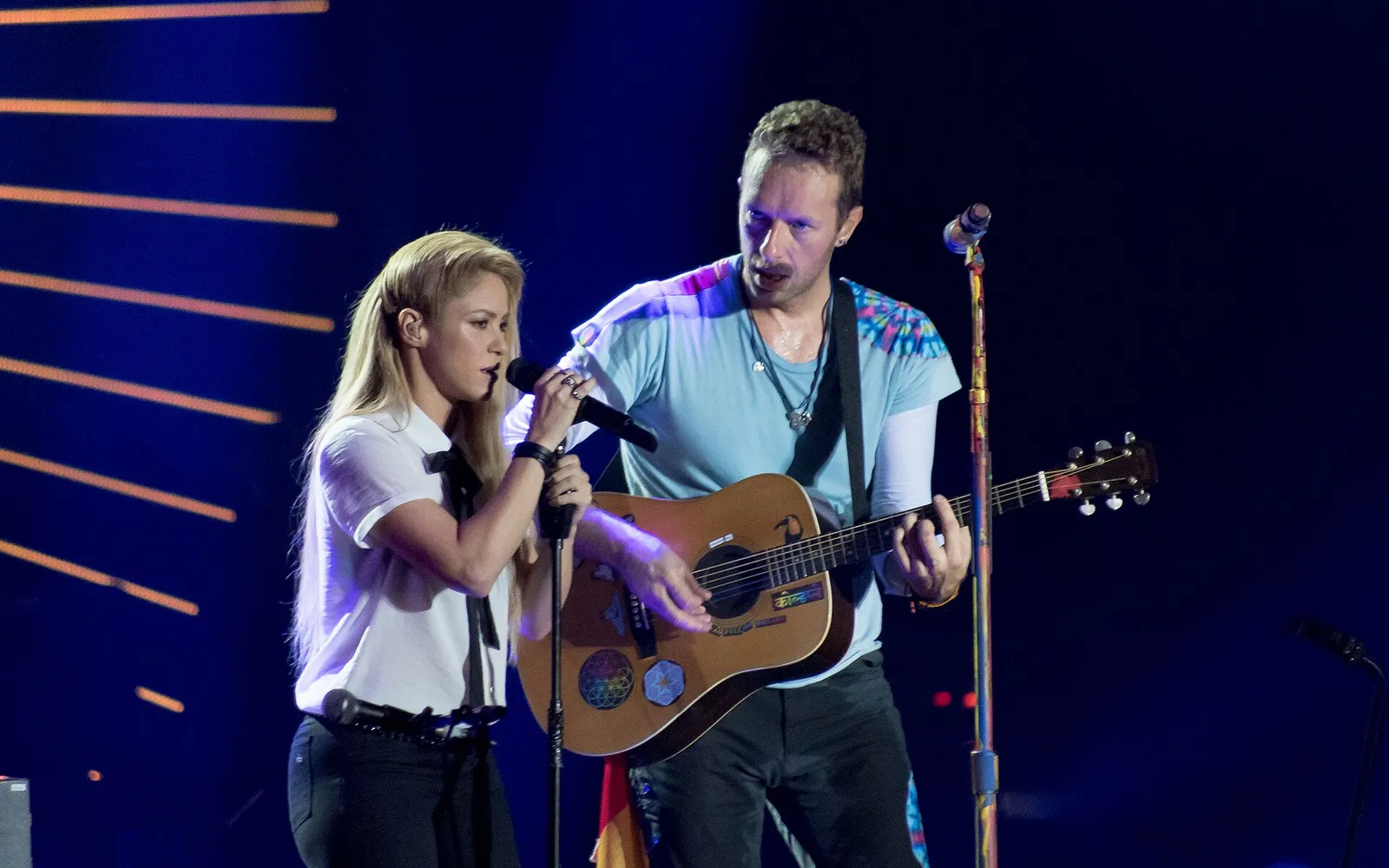 Shakira performing with Chris Martin at Global Citizen Festival Hamburg
